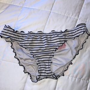 Ruffle bikini bottom